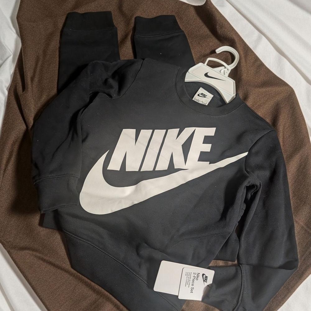 Nike Black Logo on White Tag